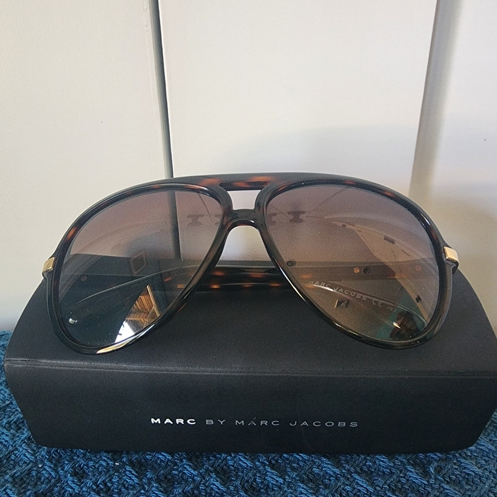 Marc by Marc Jacobs EUC Sunnies w/box